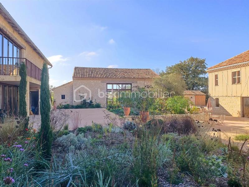 Château - 1 307 m² - 22 pièces