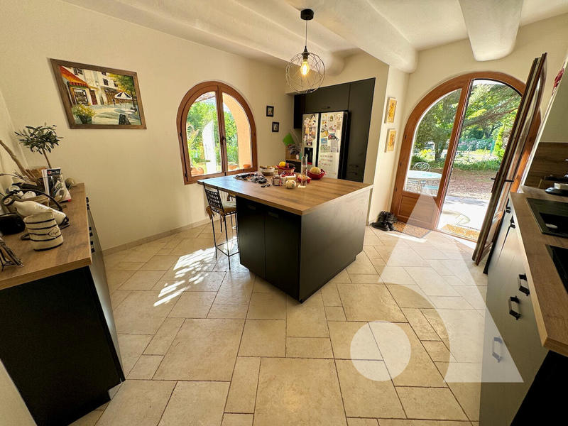 Maison - 470 m² - 17 pièces