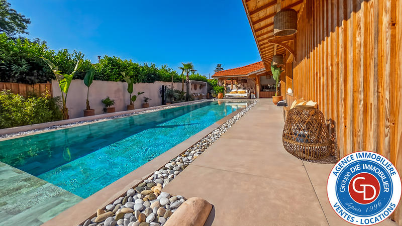 Maison - 250 m² - 6 pièces