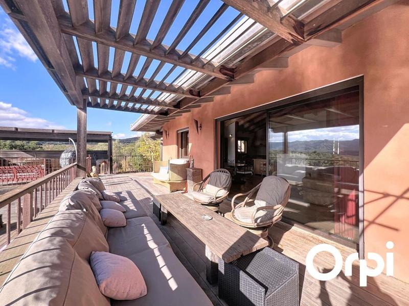 Maison - 239 m² - 8 pièces