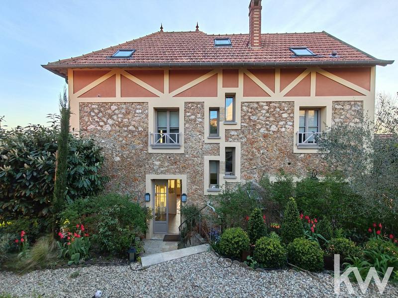 Maison - 220 m² - 8 pièces