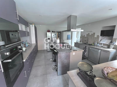 Maison - 275 m² - 10 pièces