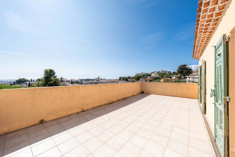 Maison - 201 m² - 7 pièces