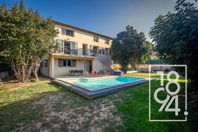 Maison - 300 m² - 6 pièces