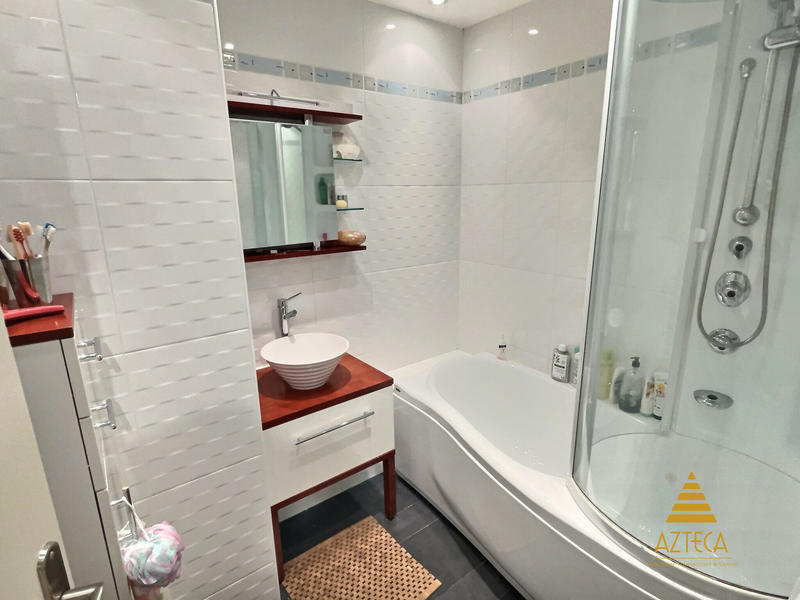 Maison - 195 m² - 9 pièces