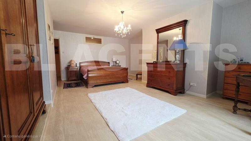 Maison - 298 m² - 13 pièces