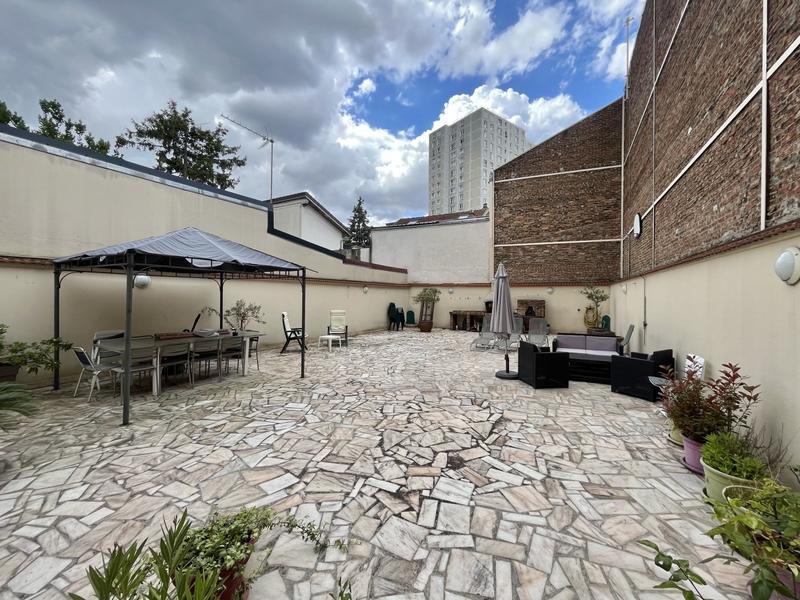 Maison - 230 m² - 10 pièces