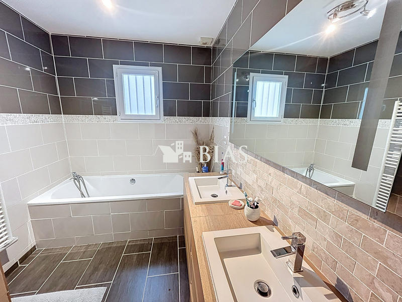 Maison contemporaine - 192 m² - 8 pièces