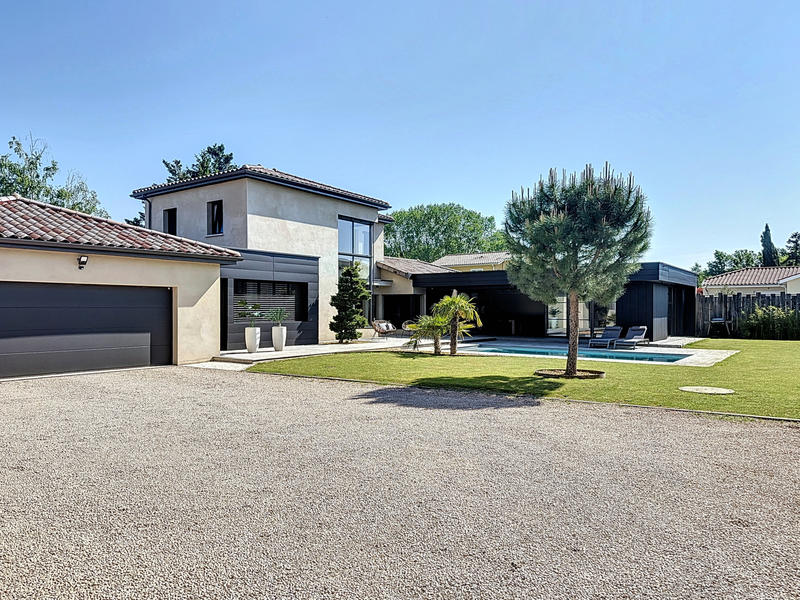 Maison - 243 m² - 8 pièces