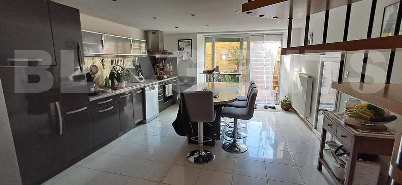 Maison - 256 m² - 12 pièces