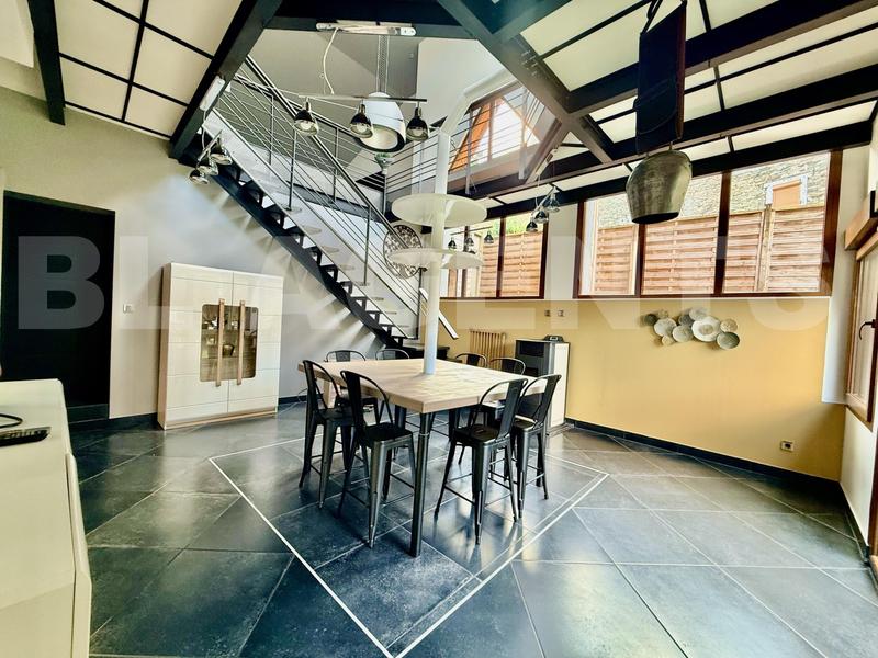 Maison - 225 m² - 8 pièces