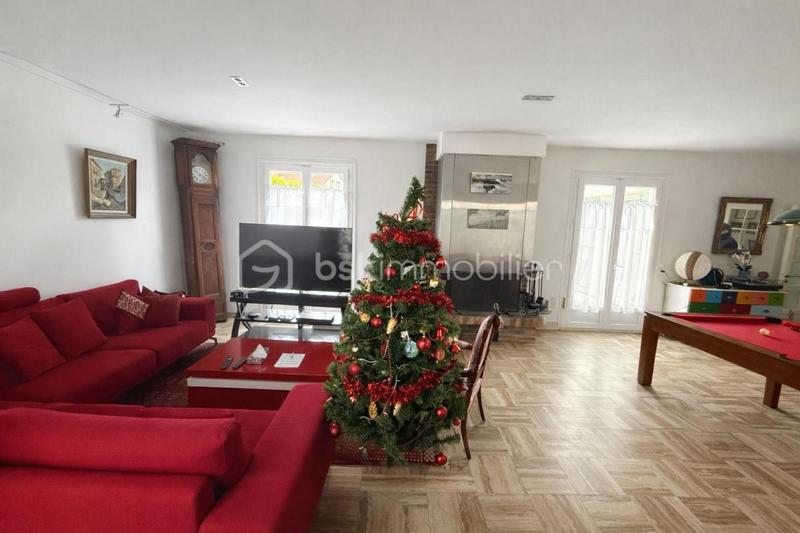 Maison - 1 172 m² - 8 pièces