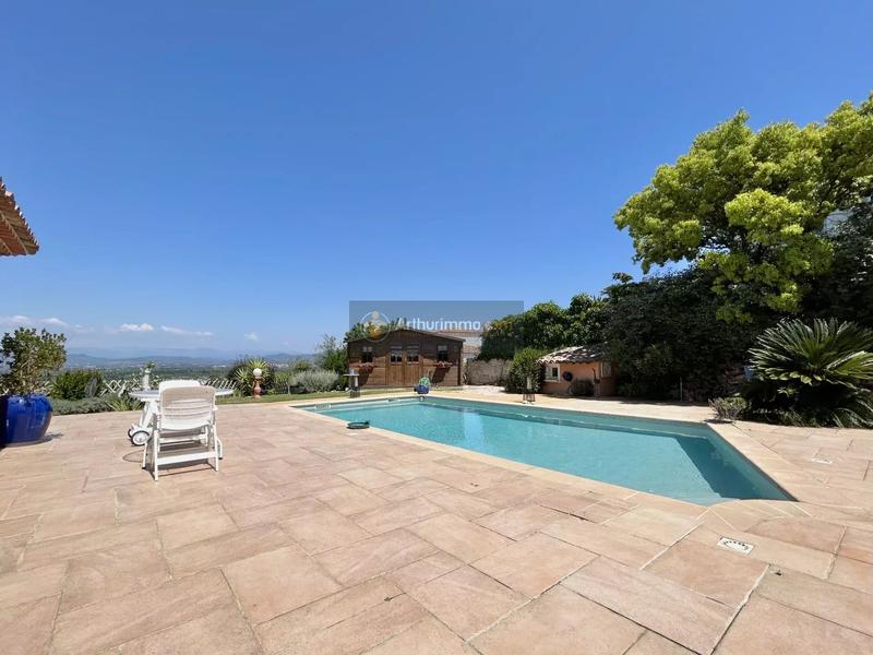 Maison - 220 m² - 6 pièces