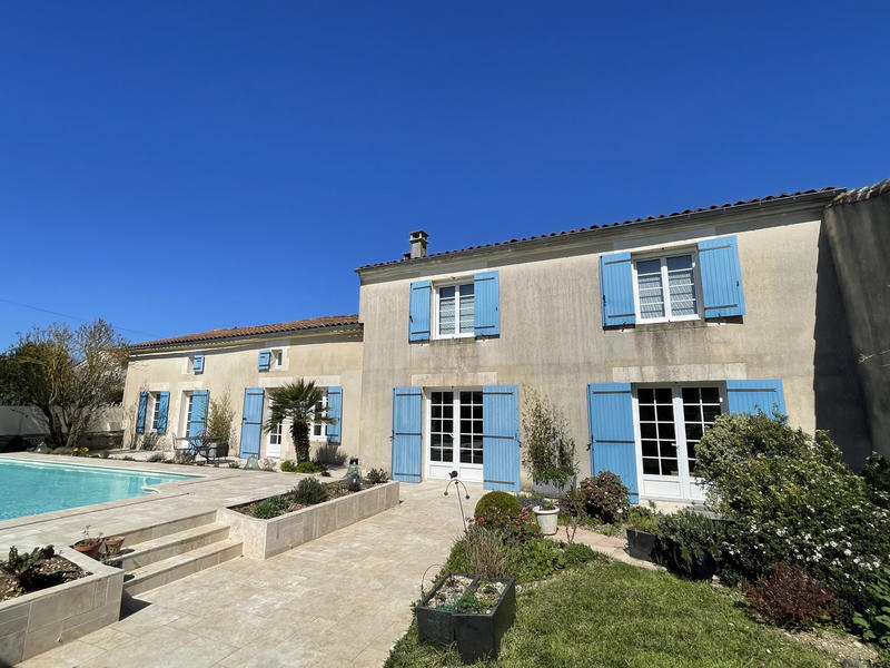 Maison - 210 m² - 6 pièces
