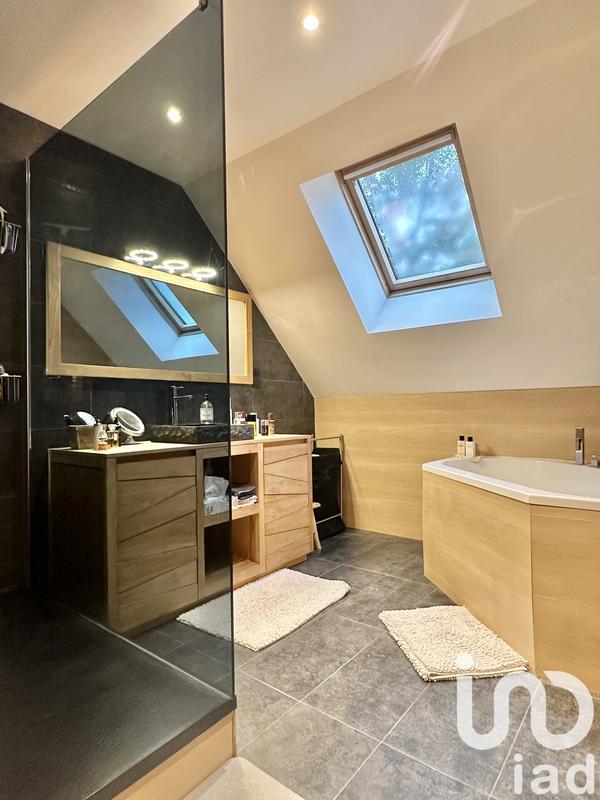 Maison - 250 m² - 11 pièces