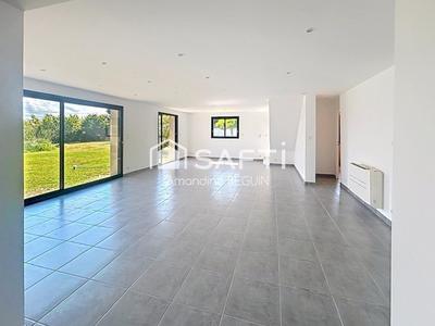 Maison - 240 m² - 6 pièces