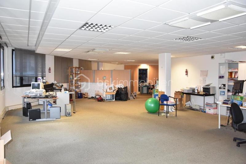 Bureau - 131 m² - 1 pièce