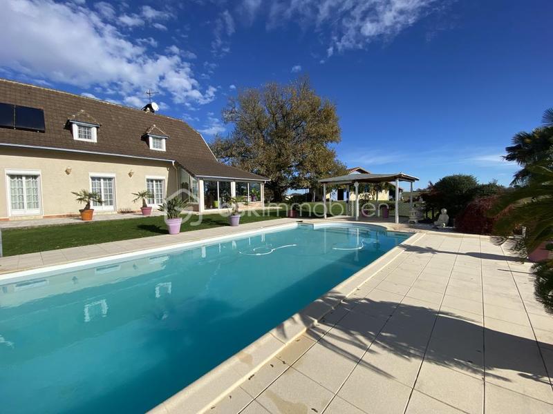 Maison traditionnelle - 305 m² - 7 pièces