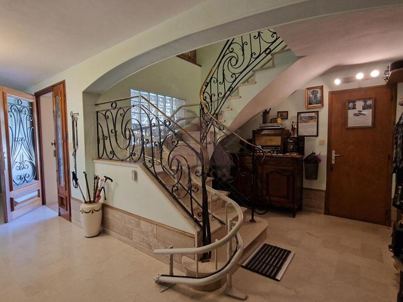 Maison - 240 m² - 9 pièces