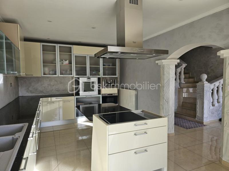 Villa - 189 m² - 8 pièces