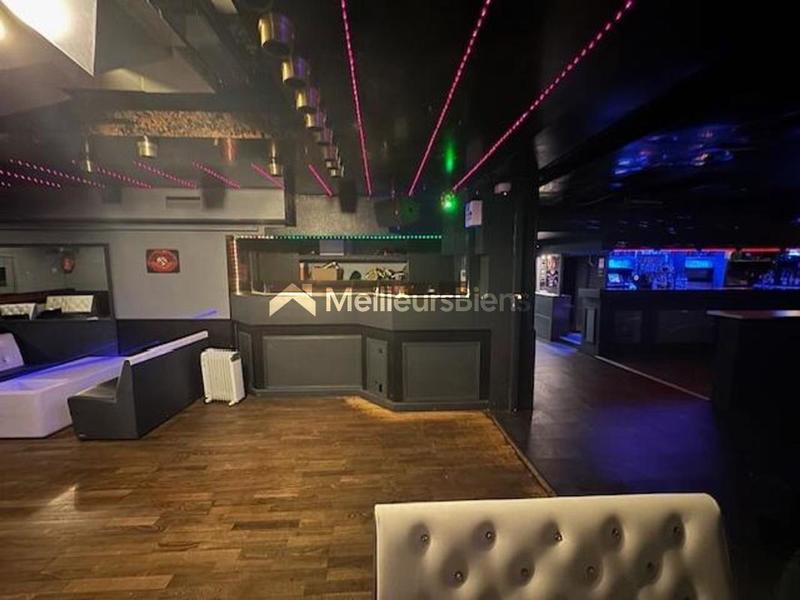 Magasins - 174 m² - 5 pièces