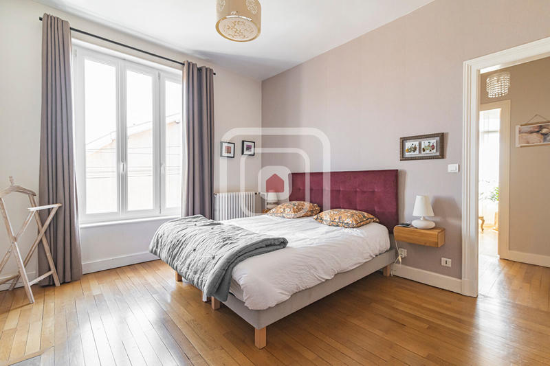 Maison - 217 m² - 8 pièces