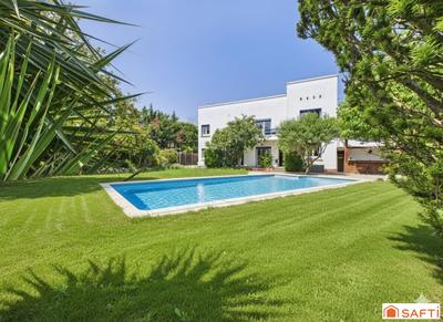 Maison - 220 m² - 8 pièces