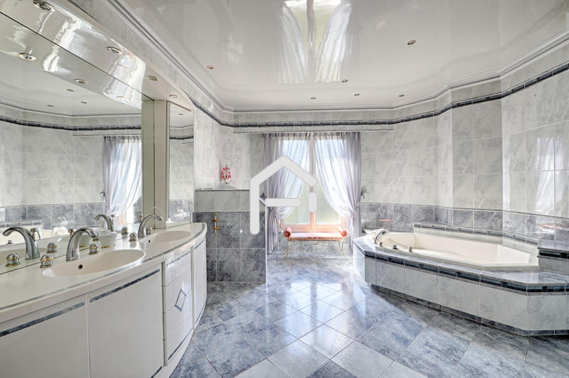 Maison - 450 m² - 10 pièces