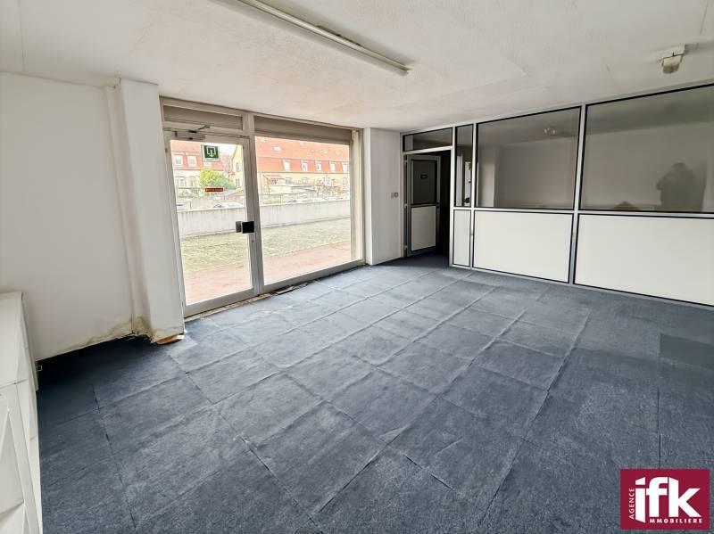 Local commercial - 180 m² - 8 pièces