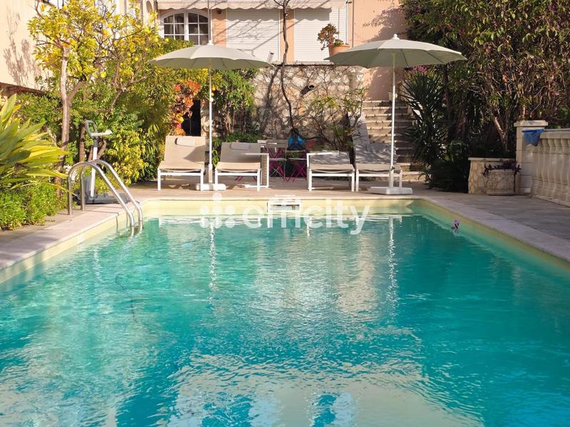 Maison - 235 m² - 6 pièces