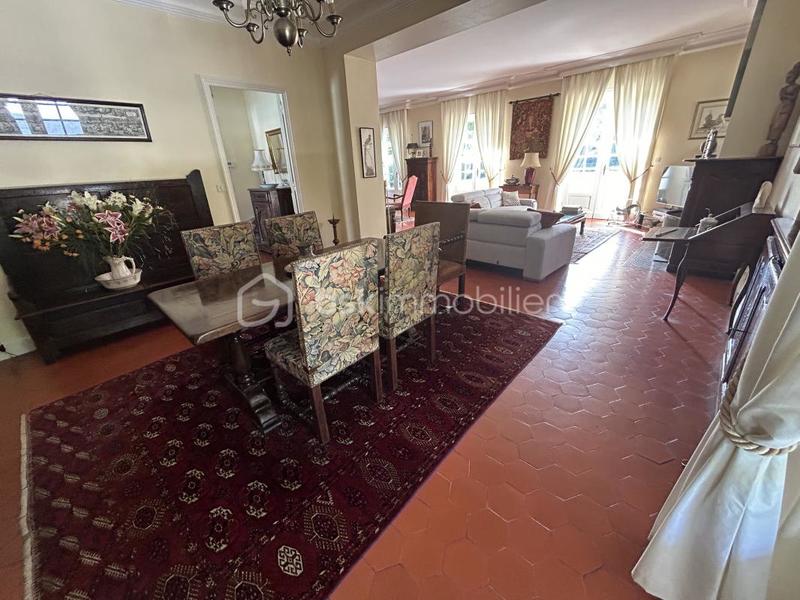 Propriété - 453 m² - 10 pièces