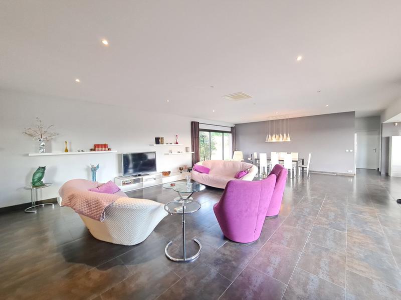 Maison - 305 m² - 6 pièces