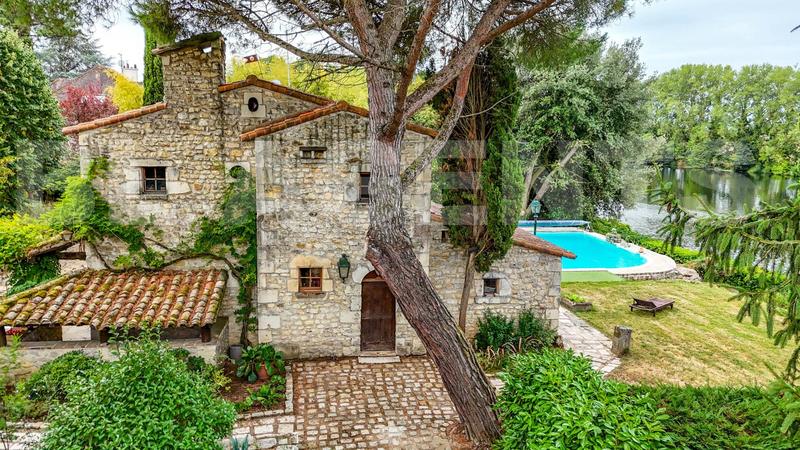 Maison en pierre - 282 m² - 9 pièces