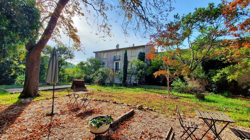 Maison - 280 m² - 12 pièces