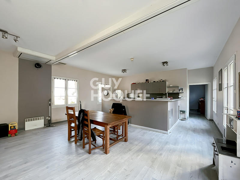 Maison - 1 119 m² - 40 pièces