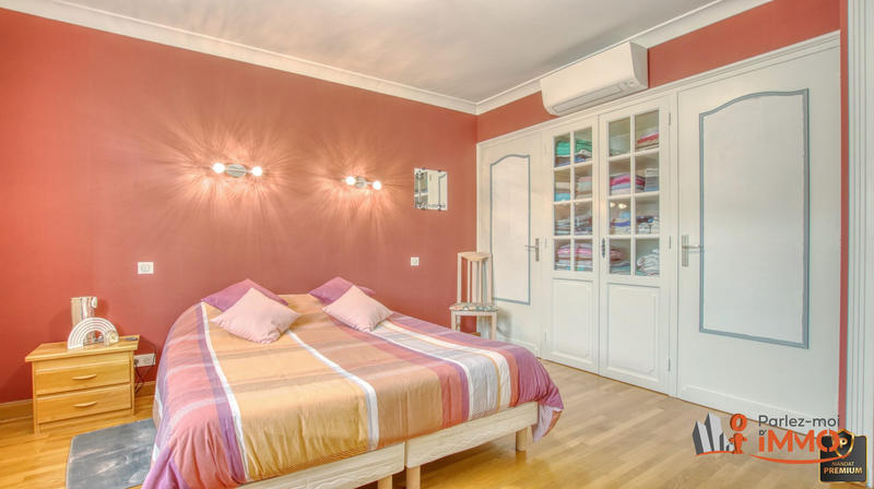 Maison traditionnelle - 268 m² - 10 pièces