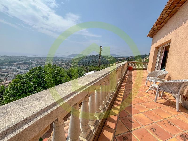 Maison - 233 m² - 7 pièces