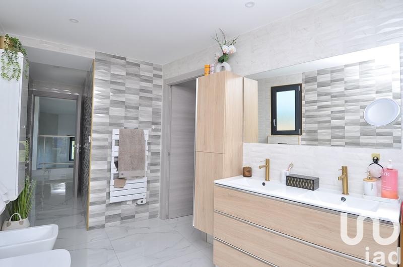 Maison - 246 m² - 5 pièces