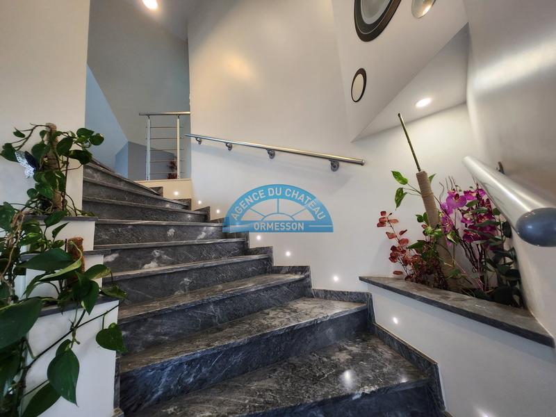 Maison - 240 m² - 9 pièces