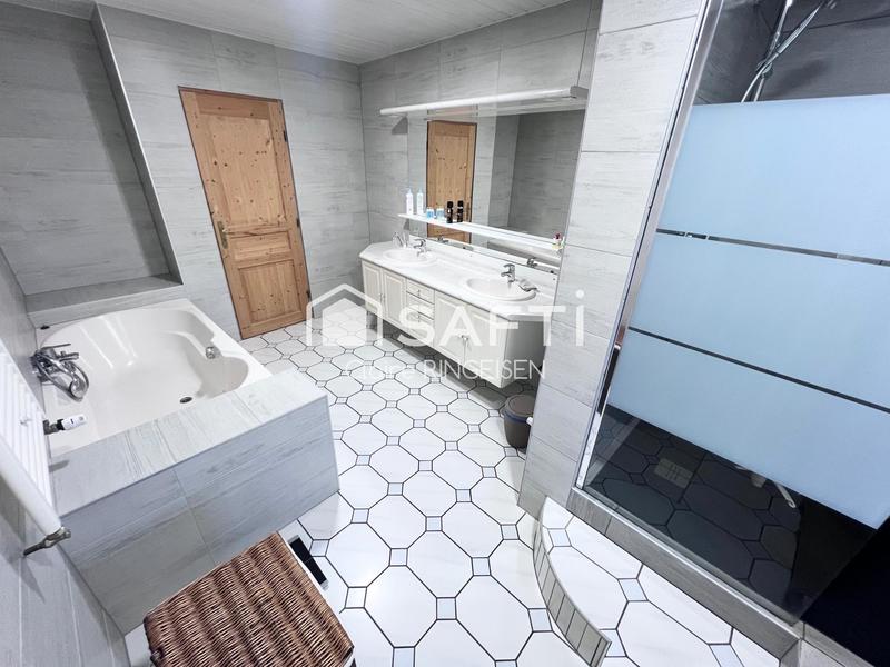 Maison - 184 m² - 8 pièces