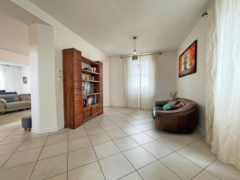 Maison - 238 m² - 8 pièces