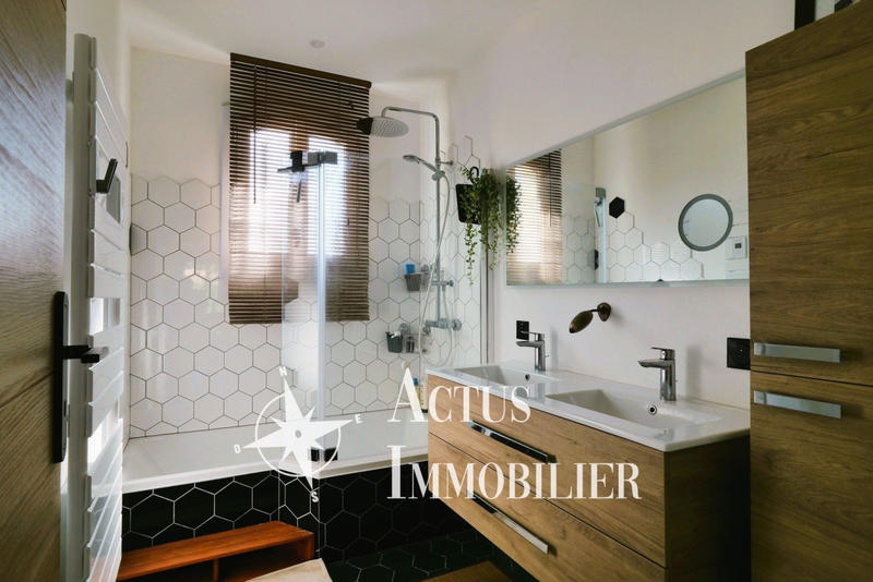 Maison - 227 m² - 10 pièces