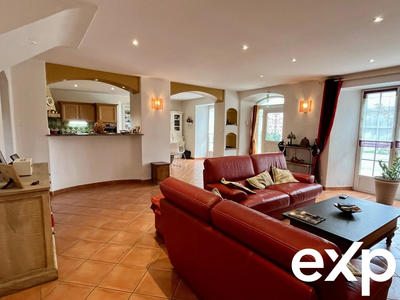 Maison traditionnelle - 248 m² - 10 pièces