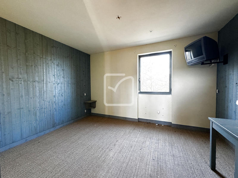 Propriété - 2 135 m² - 52 pièces