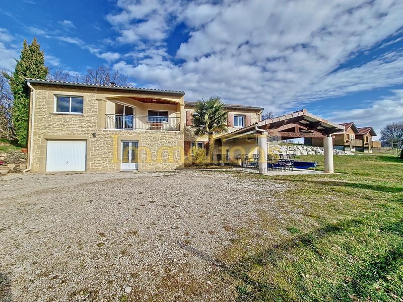 Maison - 250 m² - 11 pièces