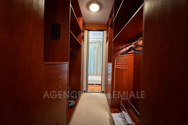 Maison - 937 m² - 15 pièces