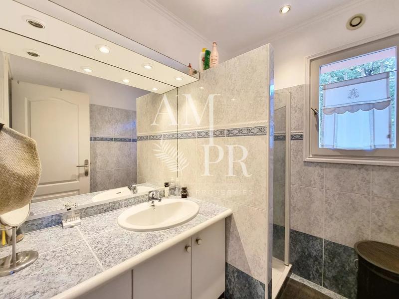 Villa - 215 m² - 8 pièces