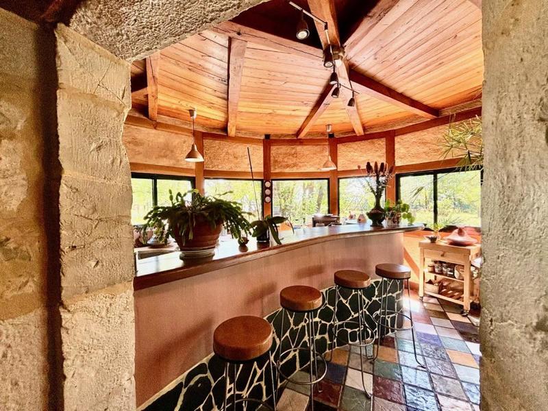 Propriété - 228 m² - 9 pièces