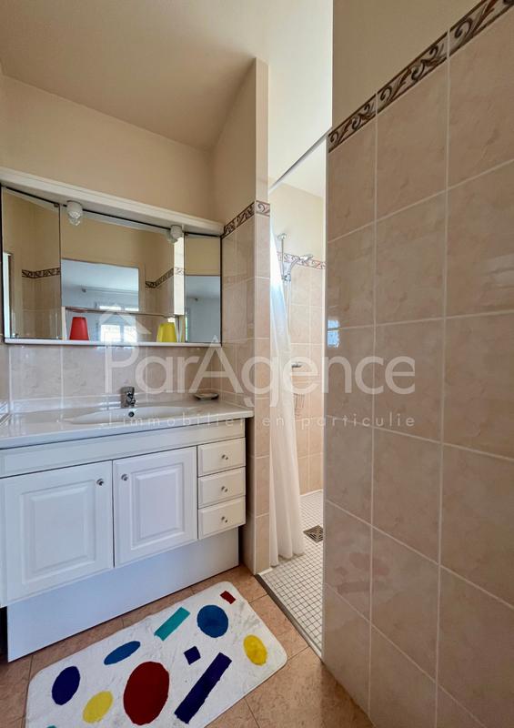 Maison - 202 m² - 6 pièces