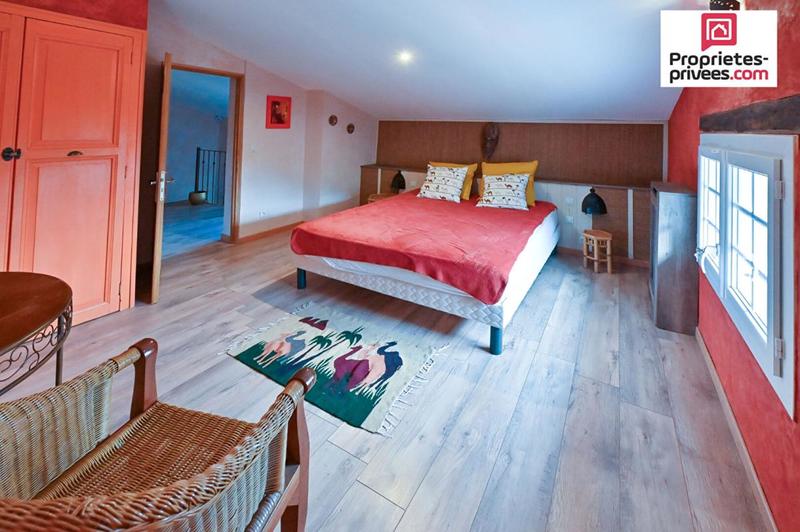 Maison - 330 m² - 9 pièces